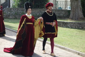 CORO - Spiega bandiera con colori rosso-nero